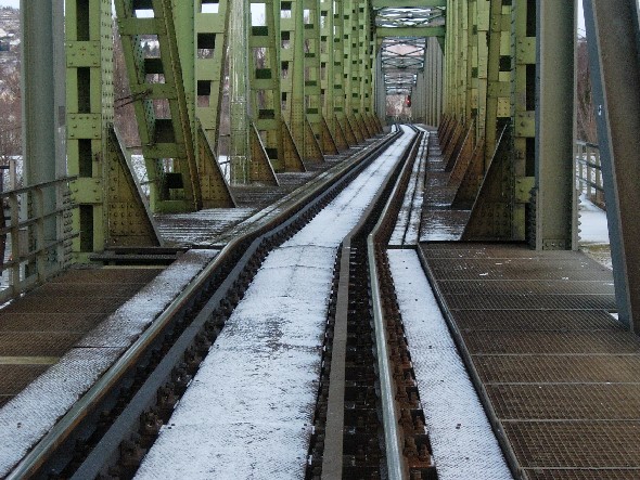 Wie stark die Brücke beschädigt ist kann man hier sehen