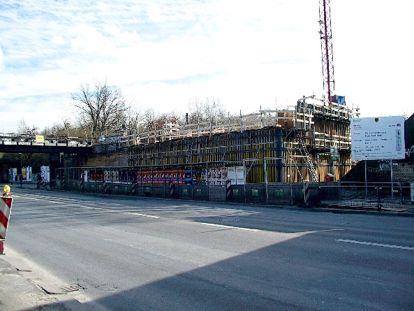 Baustelle für die neue Brücke für die Fernbahn