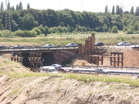Die ersten Pfeiler für eine Behelfsbrücke wurden aufgestellt