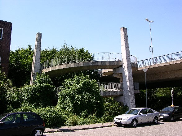Fußgängerrampe zur Brücke