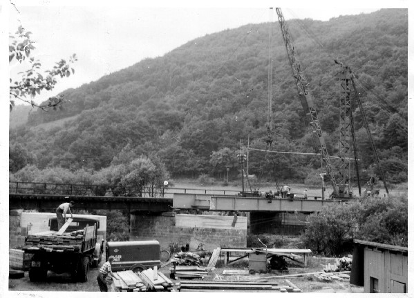 Bauphase: Einbau des 1. teils des Überbaus