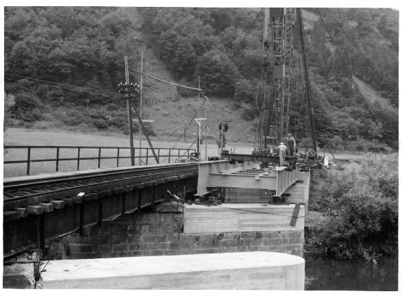 Bauphase: Einbau des 1. teils des Überbaus