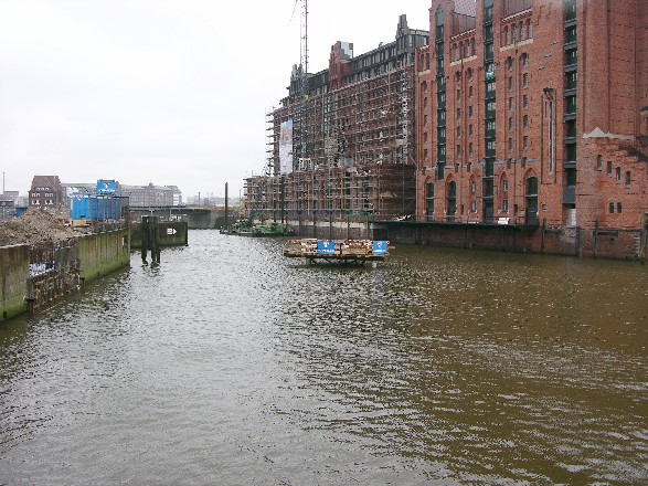 Baustelle: links in der Kaimauer das Widerlager und in der Mitte eine Plattform für den Mittelpfeiler