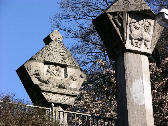 Reliefs an den Stützen