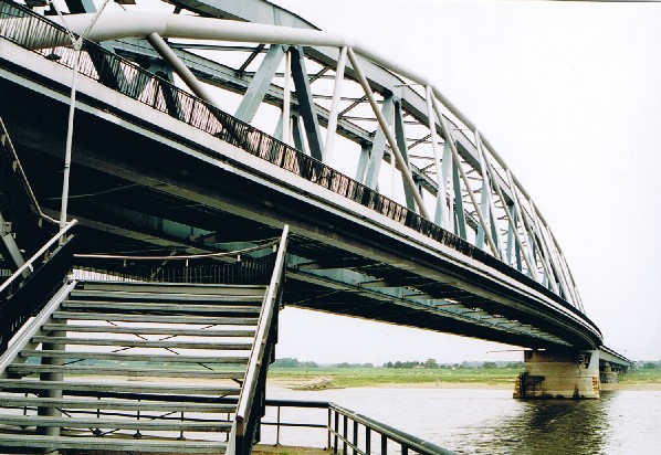 nach dem Umbau mit neuem Fahrradweg