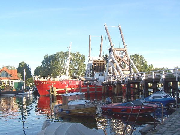 während der Passage der MS Seefuchs aus dem Greifswalder Museumshafen kommend
