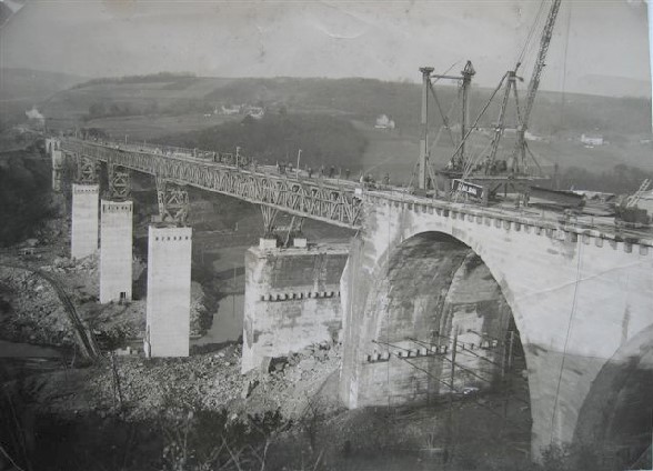 die zerstörte Brücke mit einer Notkostruktion