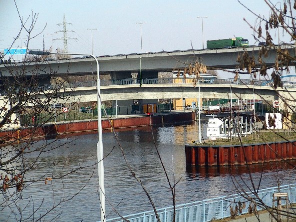 im Hintergrund (vorne BAS 12083)