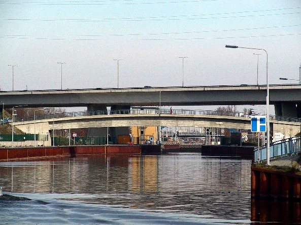 im Hintergrund (vorne BAS 12083)