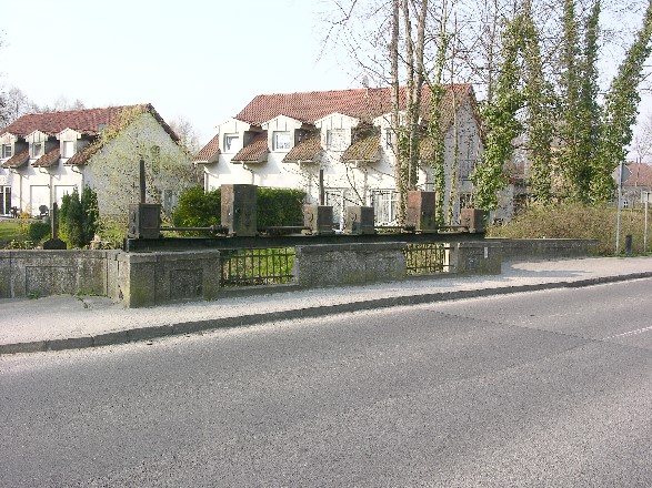 das Wehr vor der Brücke