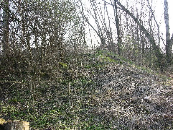 der westliche Damm ist bereits zerstört