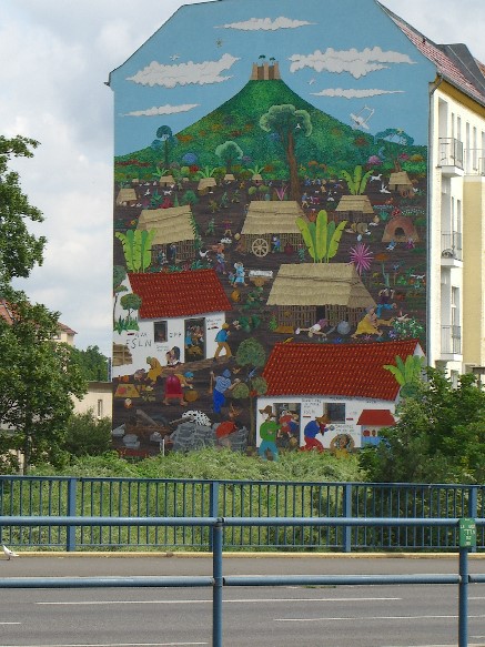 Fassade wurde als Geschenk zur Eröffnung von beiden Brücken durch einen Maler aus Nicaragua erstellt. Als eine Reko erforderlich wurde war der Künstler schon so alt, das er nicht mehr anreisen konnte. Es wurde jetzt nach der Wende rekonstruiert und gehört mit beiden Brücken eng verbunden.