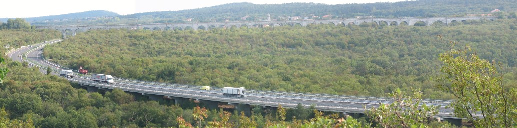im Vordergrund die Autobahnbrücke (BAS 13408) und hinten der Nabresina Viadukt