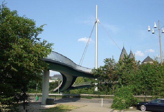 Das Foto ist aufgenommen von der Goldgrube-Seite des Moselrings (Nähe Bischöfliche Realschule, Thielen-Schule) Im Hintergrund sind die Türme der Herz-Jesu-Kirche erkennbar.