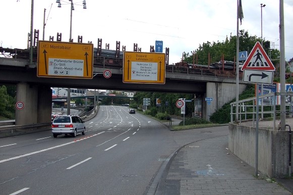 B9-Querung in Richtung Süden. Im Hintergrund unterhalb der Eisenbahnbrücke zu erkennen: die "Moselring-Fußgängerbrücke";"2