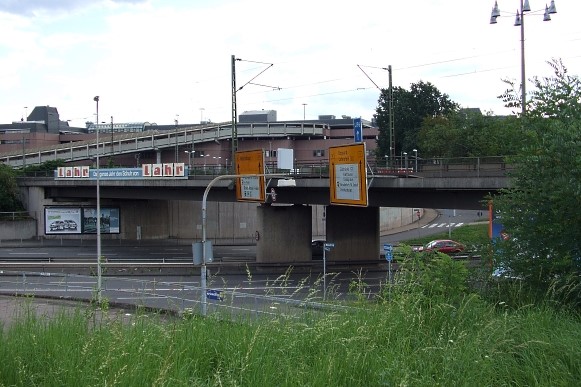 Im Hintergrund die Parkhaus-Auffahrt des Löhr-Center Koblenz.
