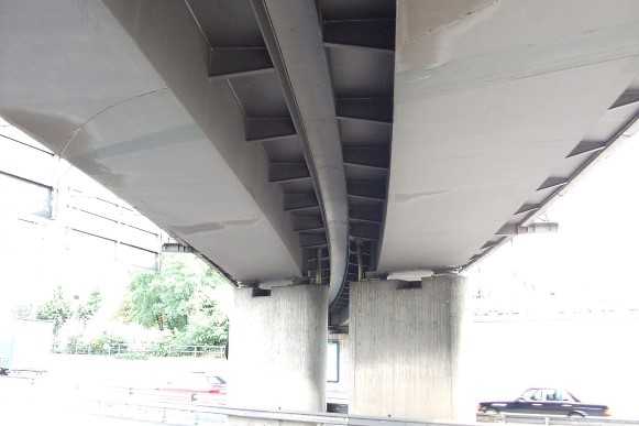 Das Foto wurde absichtlich überbelichtet, um die mit einem dunkelgrauen Anti-Rost-Anstrich versehene Stahlkonstruktion sichtbar zu machen.