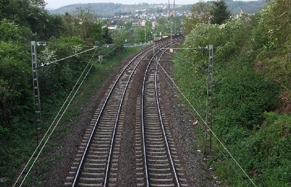 Das Foto zeigt die Auffahrt zur Gülser Eisenahnbrücke auf der re. Moselseite (Koblenz-Moselweiß)