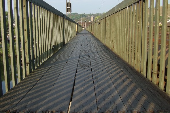 Im Verlauf der 1925 erfolgten Um- und Ausbauarbeiten erhielt die Gülser Eisenbahnbrücke auf der Südseite einen holzbeplankten Fußgängersteg, der die heutigen Koblenzer Stadtteile Moselweiß und Güls miteinander verbindet.