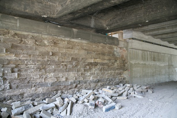 Reste der alten Brücke