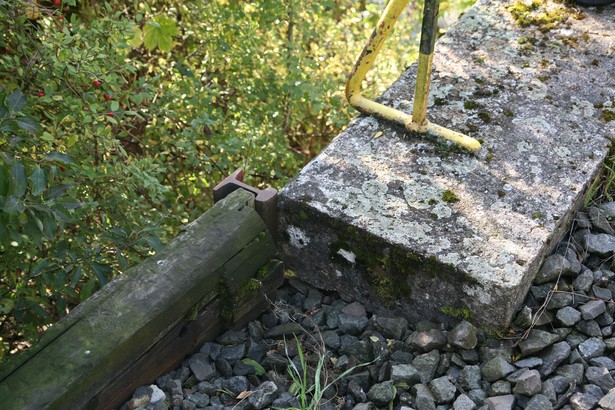 am nördlichen Widerlager wurde der Schotter mit einem Schienenstück und Bohlen gesichert