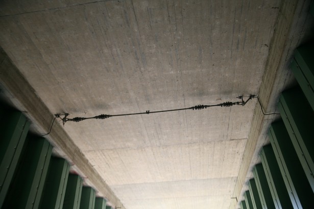 die alte Auifhängung der Oberleitung