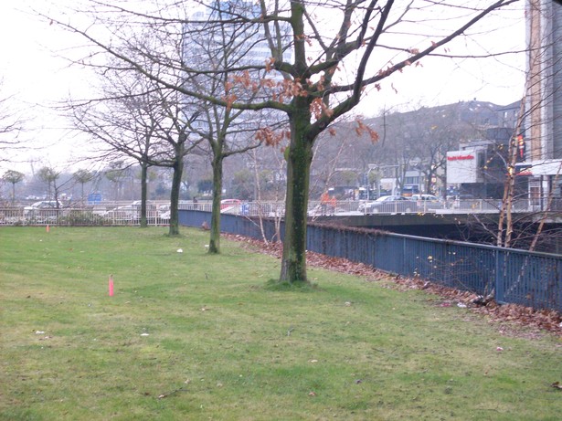 die roten Absteckungen sind für die Erweiterung der Autobahn auf 6 Spuren