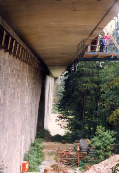 die rechte Fahrbahn ist fertig, Kragplatte von unten