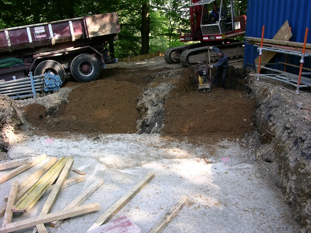 Ausschatungsarbeiten für die Stützwände hinter dem Widerlager Nord